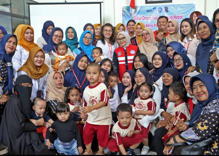 Foto bersama di sela pembukaan Sekolah Orang Tua Hebat.