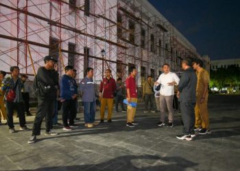 Wali Kota Surabaya Eri Cahyadi saat sidak proges pembangunan kota lama Surabaya.