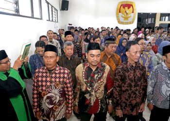 Pelantikan panitia pemilihan kecamatan di kantor Komisi Pemilihan Umum (KPU) Surabaya.