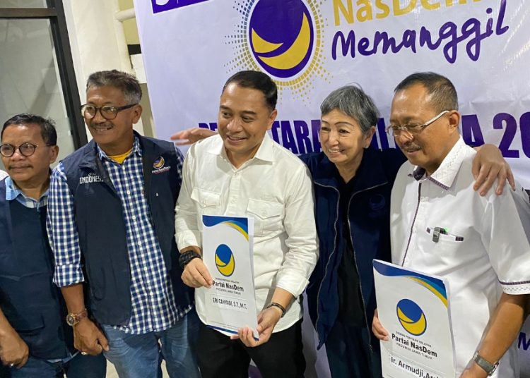 Eri Cahyadi dan Armuji saat mendaftar Pilwali Surabaya di Partai NasDem.