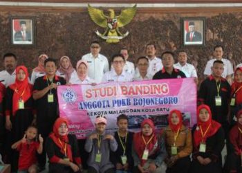 Foto bersama Perkumpulan Disabilitas Kabupaten Bojonegoro sebelum berangkat belajar berbagai keterampilan di Yayasan Lingkar Sosial Indonesia Kota Malang.