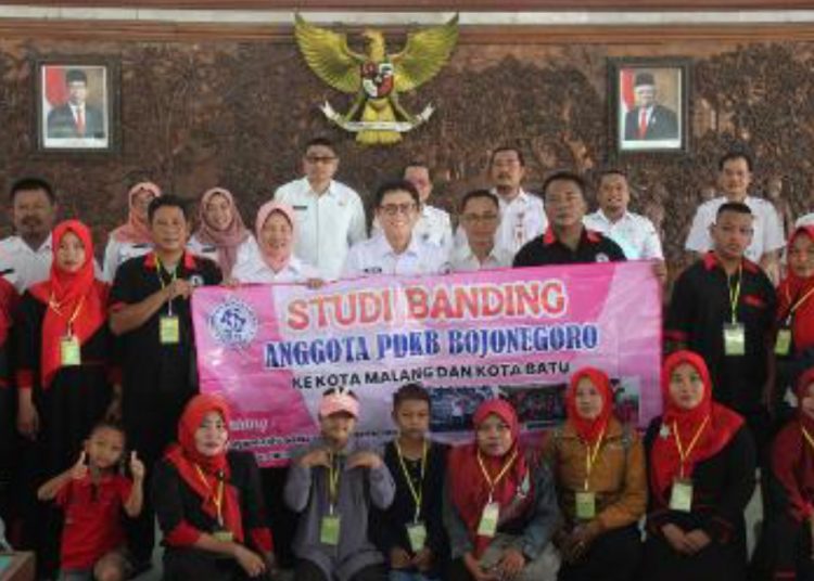 Foto bersama Perkumpulan Disabilitas Kabupaten Bojonegoro sebelum berangkat belajar berbagai keterampilan di Yayasan Lingkar Sosial Indonesia Kota Malang.