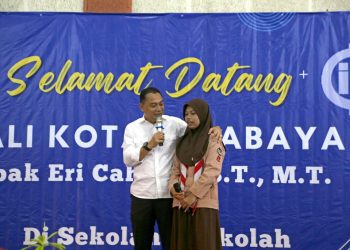 Wali Kota Surabaya Eri Cahyadi saat memberikan motivasi kepada pelajar di sekolah GIKI Surabaya.