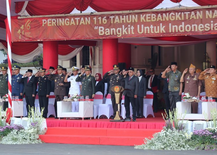 Wakil Wali Kota Surabaya Armuji bersama jajaran Forkopimda pada upacara Hari Kebangkitan Nasional di halaman Balai Kota Surabaya.