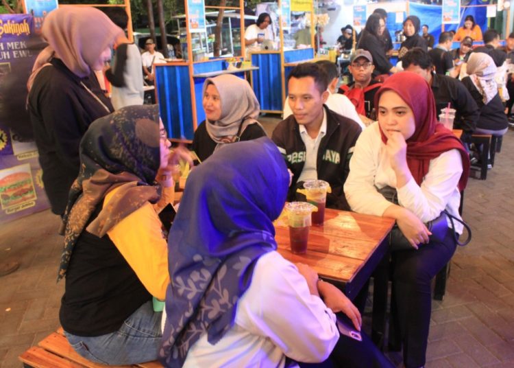 Suasana kuliner malam hari di Senja Surya 3.0 di Pasar Bratang.