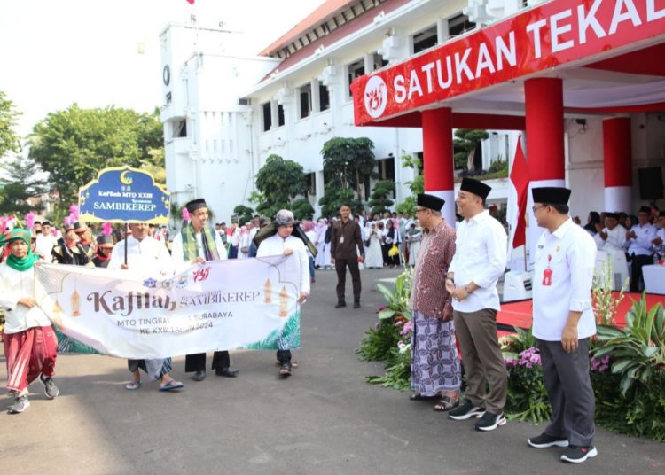 Pembukaan Musabaqah Tilawatil Qur’an (MTQ) tingkat Kota Surabaya Piala Wali Kota Surabaya di halaman Balai Kota.
