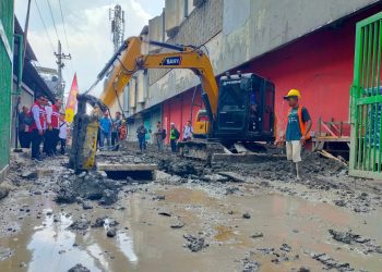 Wali Kota Surabaya Eri Cahyadi saat sidak pembangunan box culvert di Jalan Kapasari I, Kecamatan Simokerto.