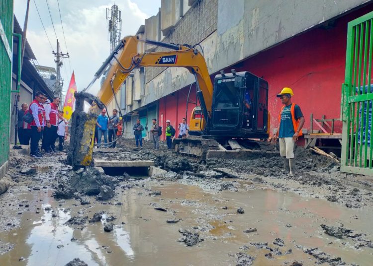 Wali Kota Surabaya Eri Cahyadi saat sidak pembangunan box culvert di Jalan Kapasari I, Kecamatan Simokerto.