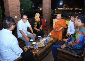 Pj Gubernur Jawa Timur Adhy Karyono meninjau peringatan Hari Raya Trisuci Waisak 2568 BE di Maha Vihara Mojopahit kawasan Rupang Buddha Tidur di Kecamatan Trowulan, Kabupaten Mojokerto.