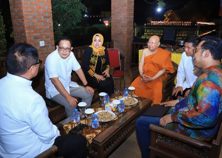Pj Gubernur Jawa Timur Adhy Karyono meninjau peringatan Hari Raya Trisuci Waisak 2568 BE di Maha Vihara Mojopahit kawasan Rupang Buddha Tidur di Kecamatan Trowulan, Kabupaten Mojokerto.