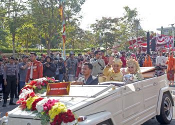 Wali Kota Surabaya Eri Cahyadi bersama istri mengikuti Parade Mobil Hias dan Pawai Budaya Surabaya Vaganza.