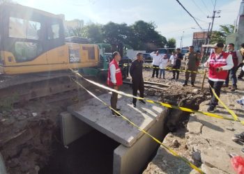 Wali Kota Surabaya Eri Cahyadi saat meninjau pembangunan saluran air di Pandugo.