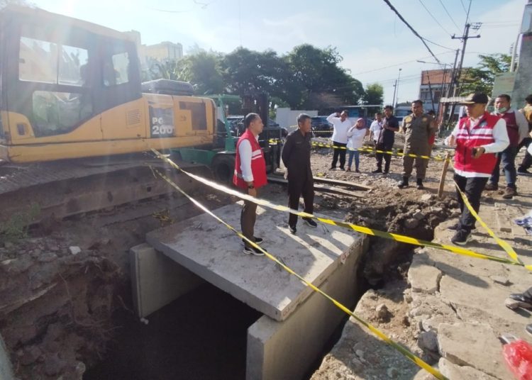 Wali Kota Surabaya Eri Cahyadi saat meninjau pembangunan saluran air di Pandugo.