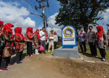 Peresmian Tugu Lanjut Usia di Kelurahan Balongsari, Kecamatan Tandes, Surabaya.