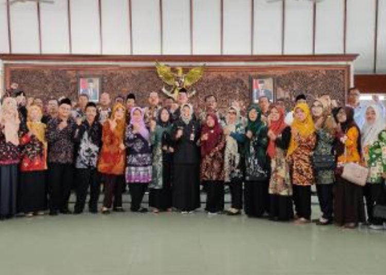 Para PNS Pemkab Bojonegoro berfoto bersama usai menerima SK pensiun.