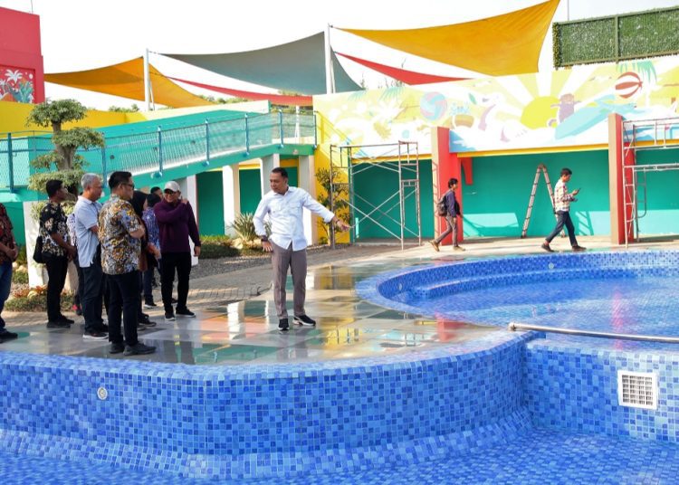Wali Kota Surabaya Eri Cahyadi saat meninjau kolam renang Jambangan.