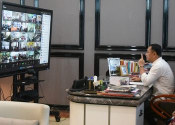 Wali Kota Surabaya Eri Cahyadi memberikan pengarahan kepada ASN Pemkot Surabaya secara daring.