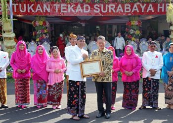 Wali Kota Surabaya Eri Cahyadi menerima piagam rekor MURI atas pendirian pendirian Pos Bantuan Hukum di Balai RW.