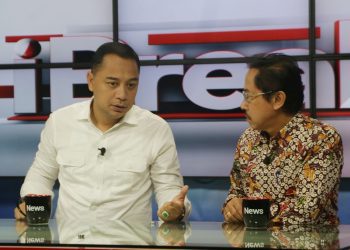 Wali Kota Surabaya Eri Cahyadi bersama Ketua Komisi C DPRD Surabaya Baktiono.