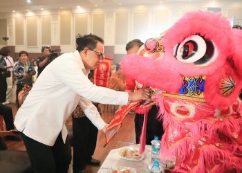 Pj Gubernur Jatim Adhy Karyono saat menghadiri peringatan Dhammasanti Waisak 2568 BE/2024 Provinsi Jatim di Grand City Convex Surabaya.