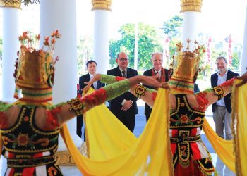 Duta Besar Denmark untuk Indonesia, Sten Frimodt Nielse disambut tarian saat tiba di gedung Negara Grahadi Surabaya.