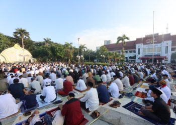 Ribuan warga mengikuti pelaksanaan Salat Idul Adha 1445 H di halaman Balai Kota, Surabaya.