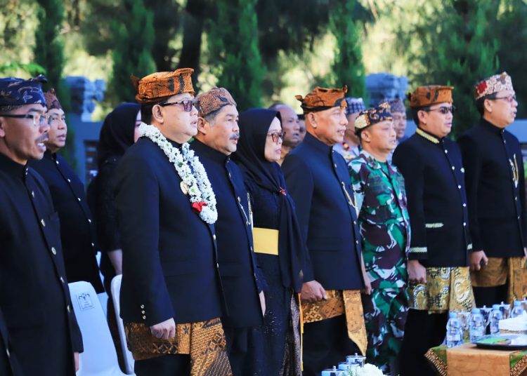 Penjabat (Pj.) Gubernur Jawa Timur Adhy Karyono dikukuhkan sebagai Warga Kehormatan Masyarakat Suku Tengger pada Resepsi Yadnya Kasada 1946 Saka di Amphitheater Terminal Wisata Seruni Point, Desa Ngadisari, Kecamatan Sukapura, Kabupaten Probolinggo, Jumat (21/06).