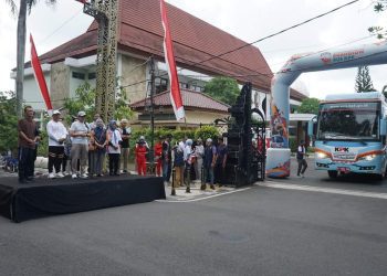 Pelepasan Roadshow Bus KPK dari Kabupaten Bojonegoro di depan Pendopo Malowopati Pemkab Bojonegoro.