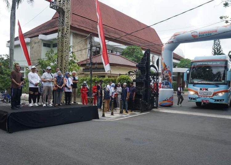 Pelepasan Roadshow Bus KPK dari Kabupaten Bojonegoro di depan Pendopo Malowopati Pemkab Bojonegoro.