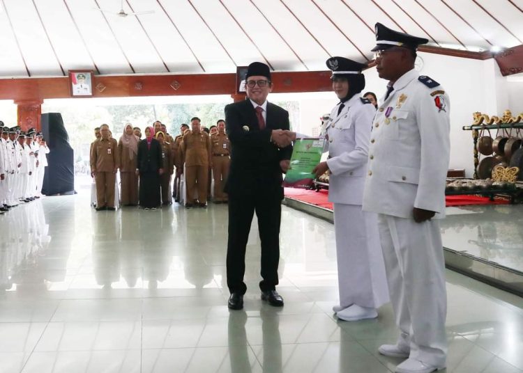 Pengukuhan perpanjangan masa jabatan kepala desa di Pendopo Malowopati oleh Pj Bupati Bojonegoro Adriyanto.