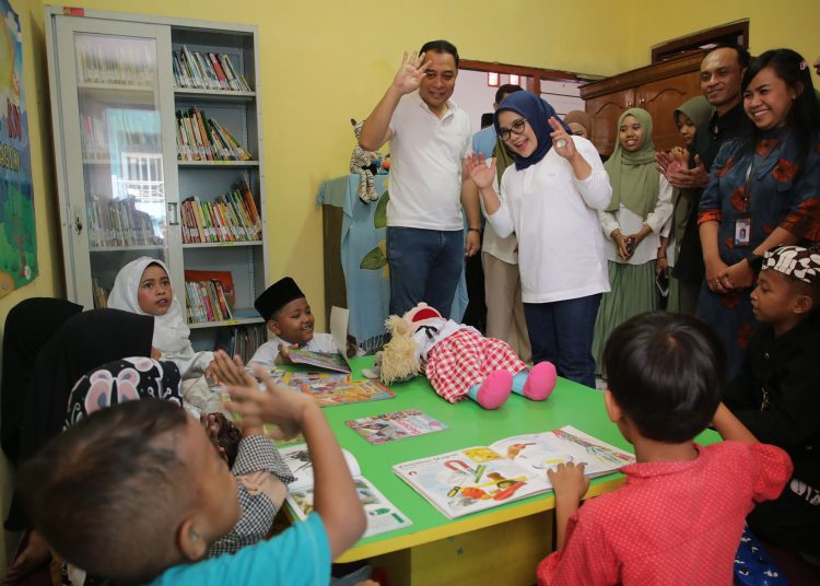 Wali Kota Surabaya Eri Cahyadi bersama Ketua TP PKK Surabaya Rini Indriyani menyapa anak-anak dalam salah satu kegiatannya. Pemkot Surabaya bersinergi dengan TP PKK untuk memperbaiki pola asuh orang tua kepada anak dengan program Sekolah Orang Tua Hebat.