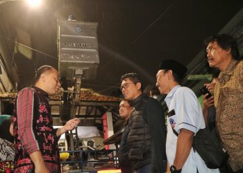 Wali Kota Surabaya Eri Cahyadi turun langsung melakukan pengecekan pemasangan penerangan jalan umum di beberapa wilayah di Kota Pahlawan.