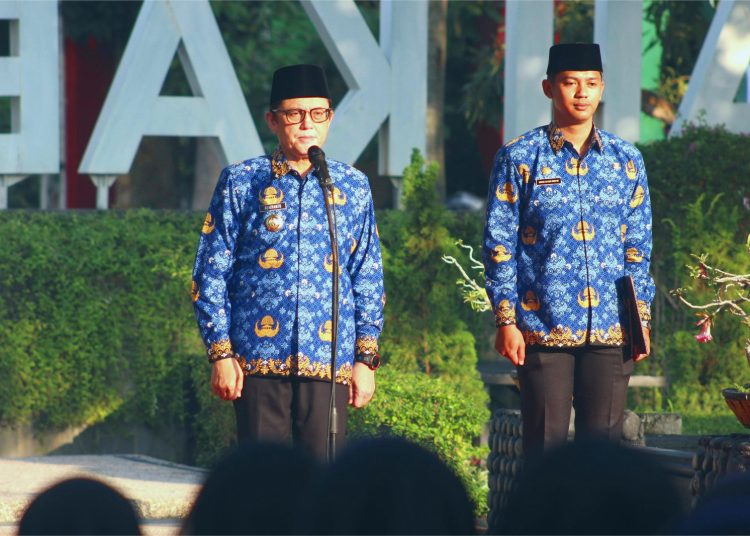 Pj Bupati Bojonegoro Adriyanto saat upacara peringatan Hari Lahir Pancasila di halaman Pendopo Malowopati.