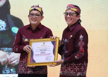 Pj Bupati Bojonegoro Adriyanto menerima penghargaan dari Pj Gubernur Jatim Adhy Karyono atas prestasi Desa Pajeng, Kecamatan Gondang, Kabupaten Bojonegoro sebagai terbaik kedua kategori desa pelaksana gotong royong terbaik Provinsi Jatim 2024.
