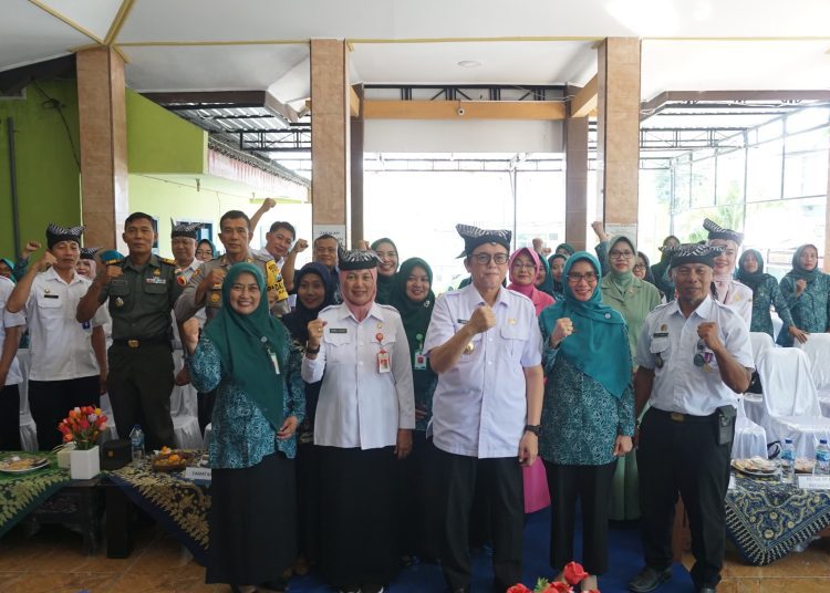 Pj Ketua PKK Bojonegoro Dian Adiyanti Adriyanto bersama Pj Bupati Bojonegoro Adriyamto dalam kunjungan kerja TP PKK Bojonegoro dan peresmian Smart Desa dan Smart Green House di Desa Tikusan, Kecamatan Kapas.