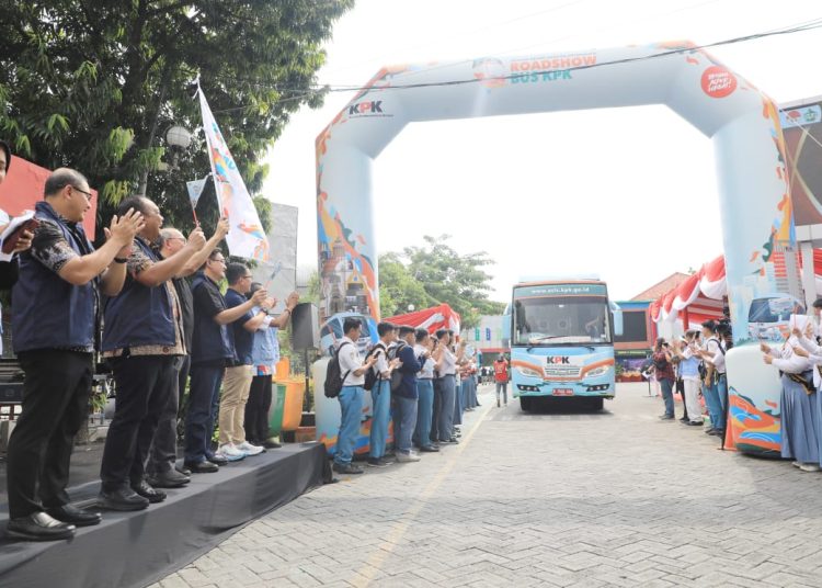 Pelepasan Road Show Bus KPK 2024 di SMK Negeri 5 Surabaya, Jalan Prof Dr Moestopo 167-169 Gubeng Surabaya.