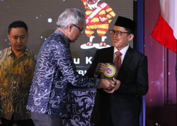 Penjabat Bupati Bojonegoro Adriyanto menerima penghargaan dari BKKBN atas prestasi Kabupaten Bojonegoro dengan kategori penurunan prevalensi stunting tertinggi.