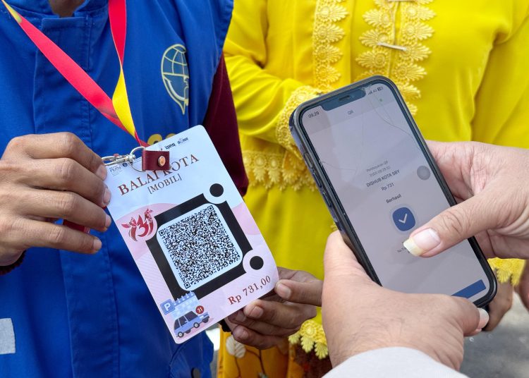 Di Hari Jadi Kota Surabaya ke-731, para pengguna parker di Surabaya cukup membayar Rp 731 dengan pembayaran nontunai atau elektronik melalui QRIS.