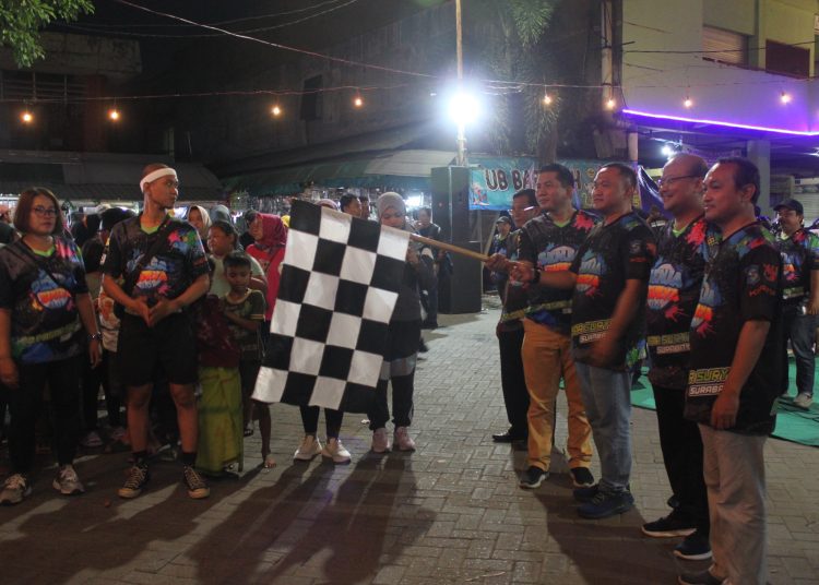 Pelepasan peserta run night dalam penutupan Senja Surya 3.0 yang bertepatan dengan Hari Jadi Kota Surabaya ke-731.