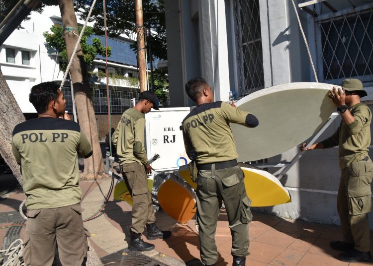 Salah satu reklame yang ditertibkan personel Satpol PP Surabaya.