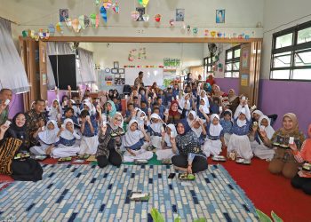 Pemerintah Kota Surabaya melalukan safari Gerakan Memasyarakatkan Makan Ikan ke Sekolah Dasar Negeri Jambangan.