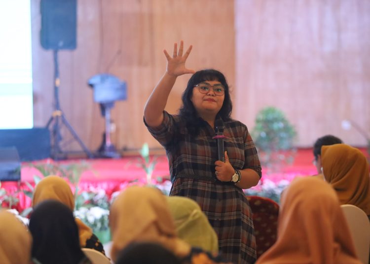 Pembekalan kepada para pengelola SOTH di tingkat RW di Graha YKP Surabaya.