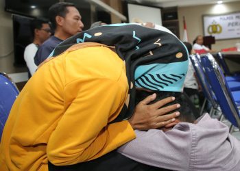 Para anak berhadapan dengan hukum meminta maaf dengan bersujud, serta mencium kaki dan tangan orang tua masing-masing.