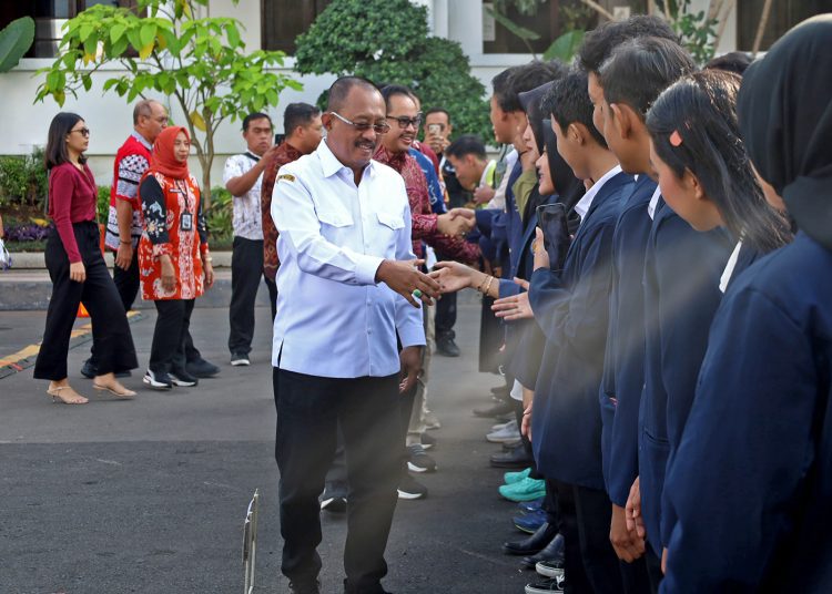 Wakil Wali Kota Surabaya Armuji menutup program Magang Studi Independent Bersertifikat (MSIB) batch 6 2024 diakhiri dengan berjabat tangan dengan para mahasiswa program MSIB di Balai Kota Surabaya