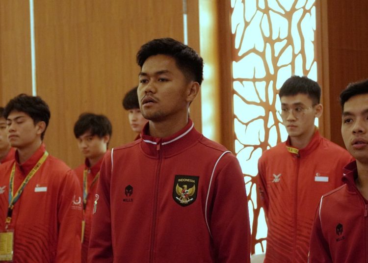 Para atlet dari Indonesia yang menghadiri acara pembukaan cabang olahraga handball ASEAN University Games ke-21 terlihat khidmat menyanyikan lagu kebangsaan Indonesia Raya.
