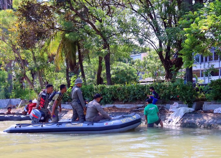 Tim gabungan Pemkot Surabaya memberikan imbauan kepada warga agar tidak membuang rumen ke sungai.