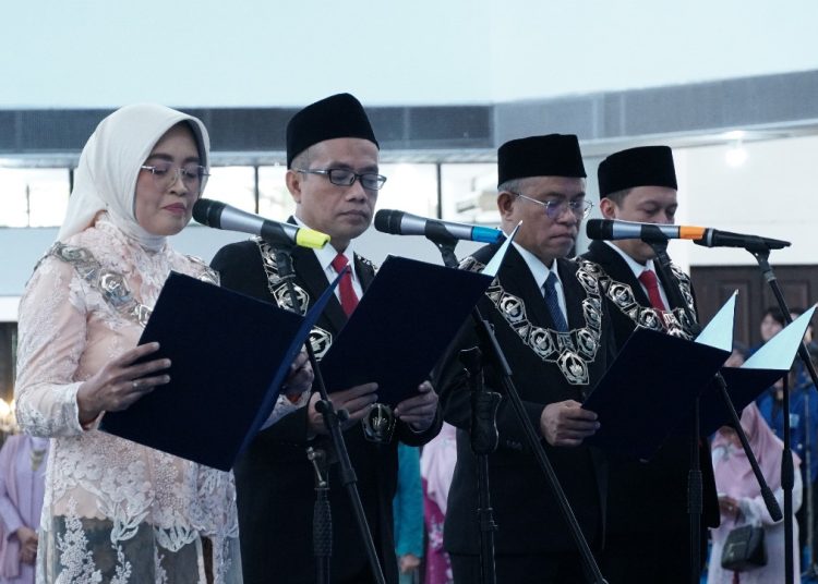 Pembacaan Pakta Integritas oleh para Wakil Rektor ITS periode 2024 - 2029 saat prosesi pelantikan.