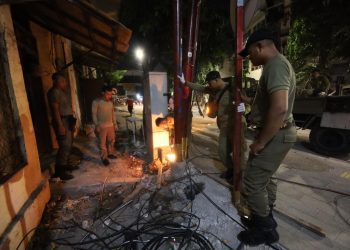 Penertiban tiang utilitas provider di kawasan Jalan Karet, Kecamatan Pabean Cantian.