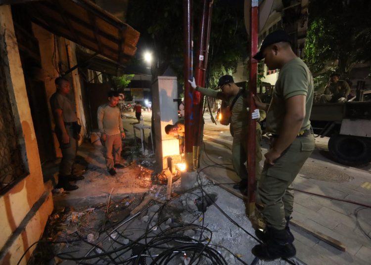 Penertiban tiang utilitas provider di kawasan Jalan Karet, Kecamatan Pabean Cantian.