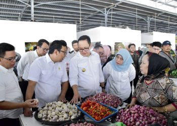 Kepala Badan Pangan Nasional RI/National Food Agency (NFA), Arief Prasetyo bersama Pj Gubernur Jawa Timur Adhy Karyono di Pasar Nambangan Surabaya.